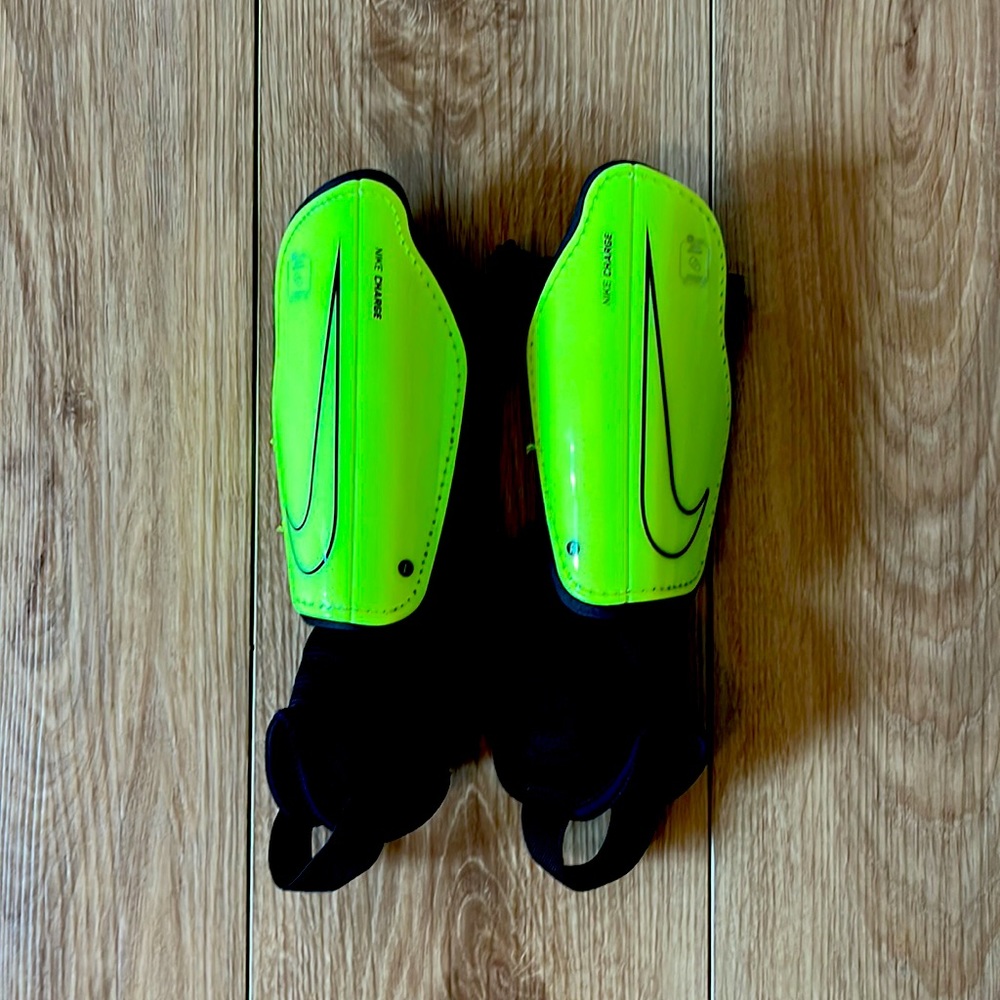 Nike shin guards size Youth Small